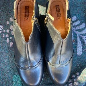 Pikolinos Black Leather Women’s Loafers